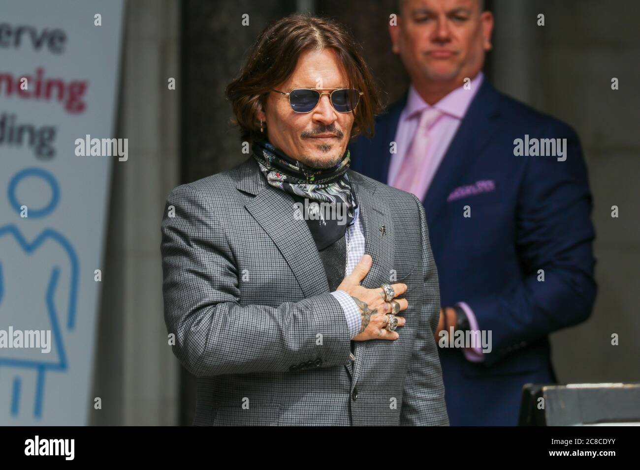 LONDON, ENGLAND, JULI 23 2020, Schauspieler und Musiker Johnny Depp kommt heute wegen seines Verleumdungsgerichts gegen die Herausgeber der Zeitung Sun vor das High Court in London (Quelle: Lucy North) Quelle: MI News & Sport /Alamy Live News Stockfoto