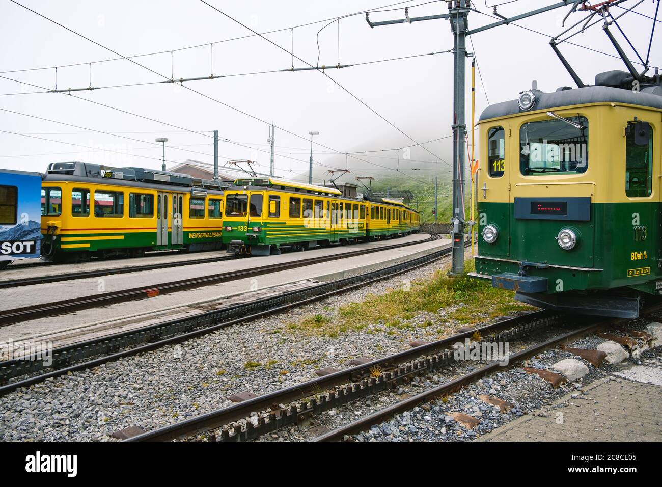 Kleine Scheidegg, Berner Oberland, Schweiz - Juli 31 2019 : mehrere Züge von der Wengernalpbahn (WAB) im Bahnhof kleine Scheidegg Stockfoto