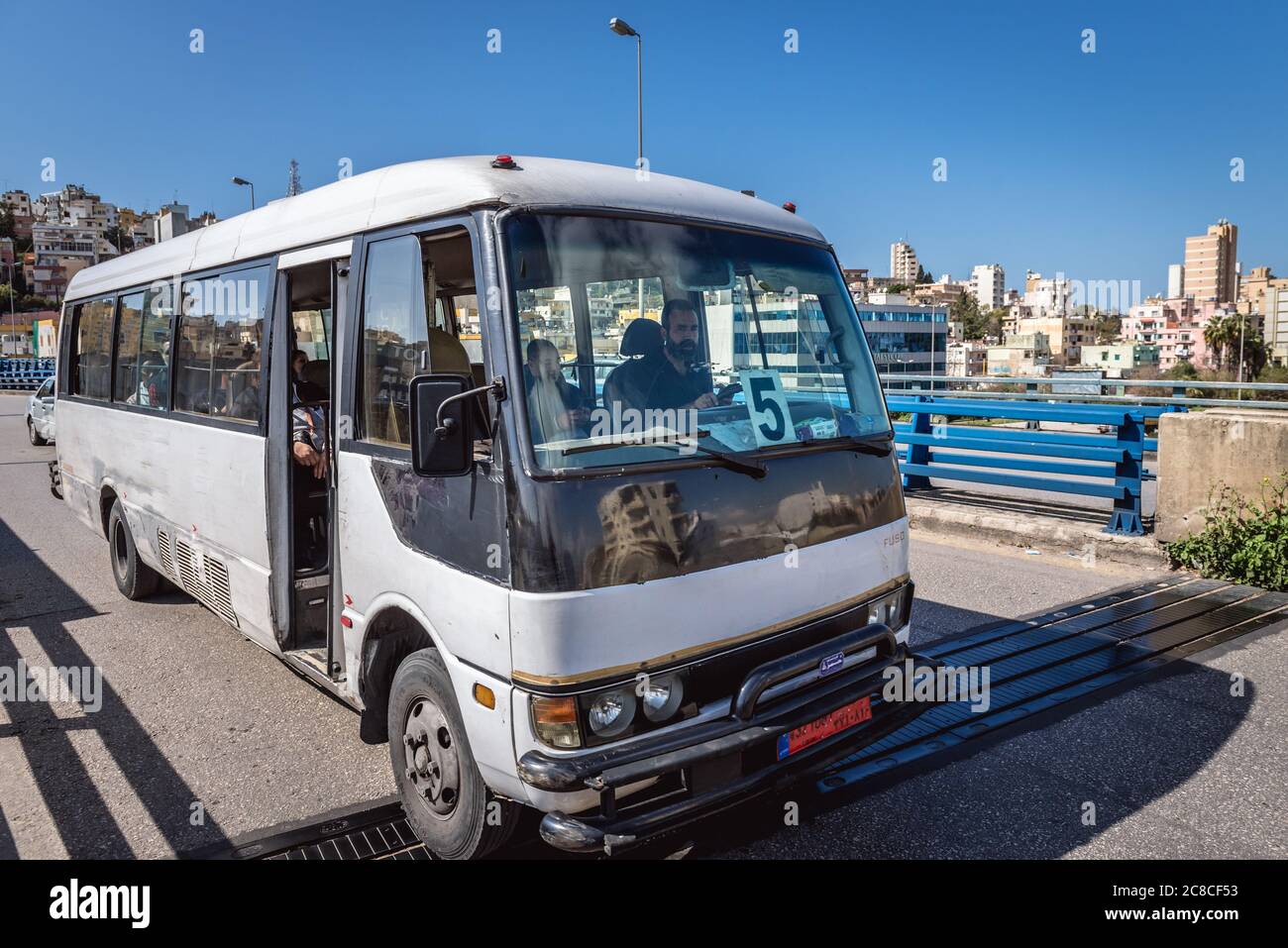 Bus auf der Brücke über den Fluss Beirut zwischen Beirut und dem Vorort Sin el Fil und Bourj Hammoud, Libanon Stockfoto