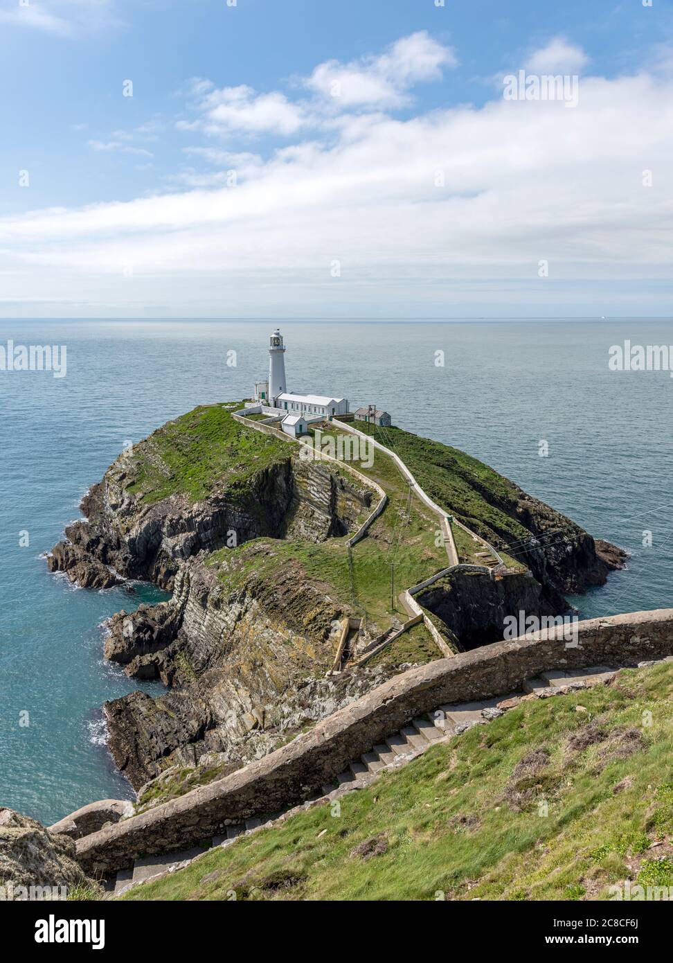 South Stack Leuchtturm von den Klippen bei Goferydd, Anglesey Stockfoto