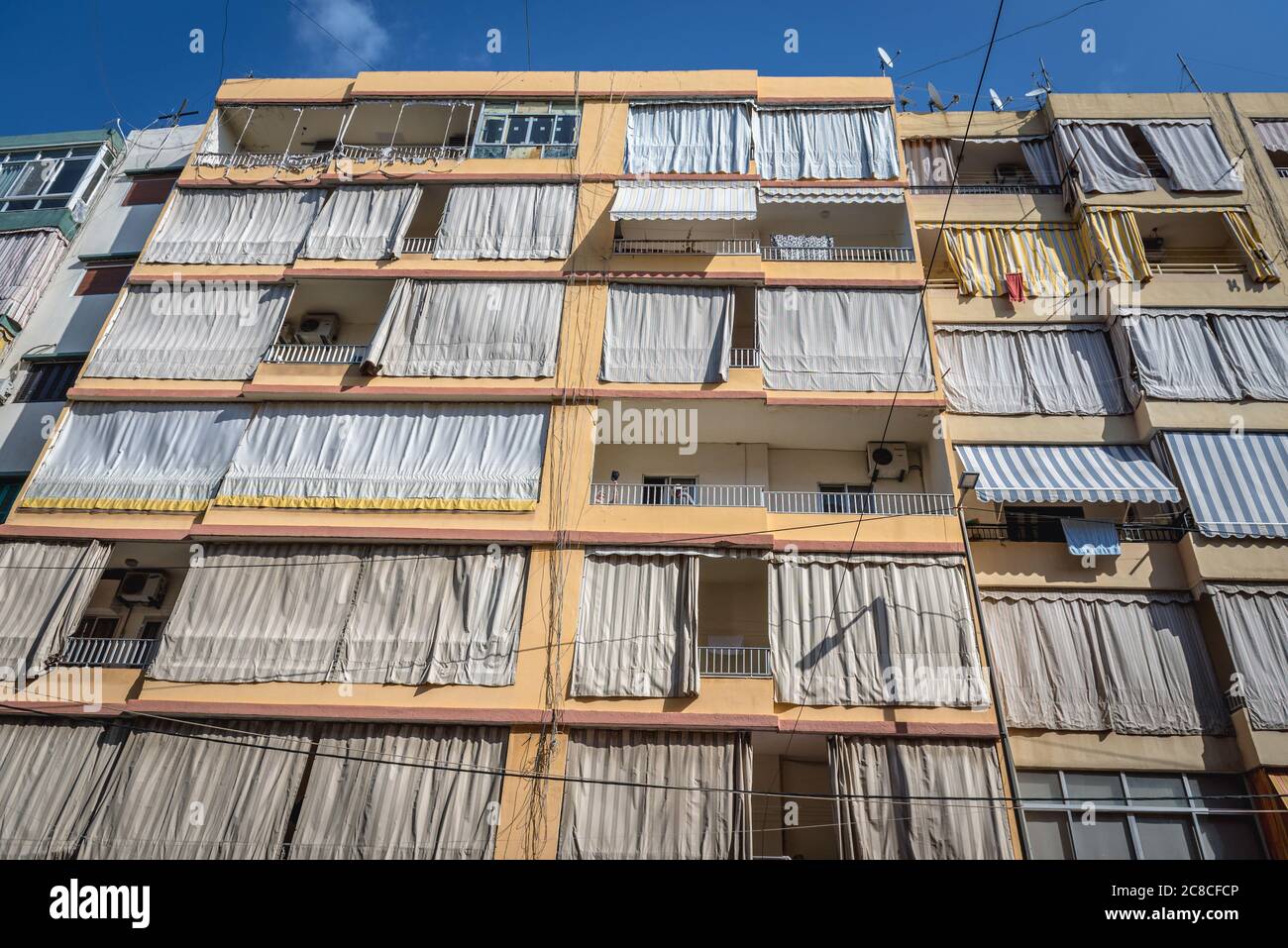 Sonnenschutz auf einem Gebäude in Sin el Fil Vorort östlich von Beirut im Matn Bezirk des Mount Lebanon Governorate, Libanon Stockfoto