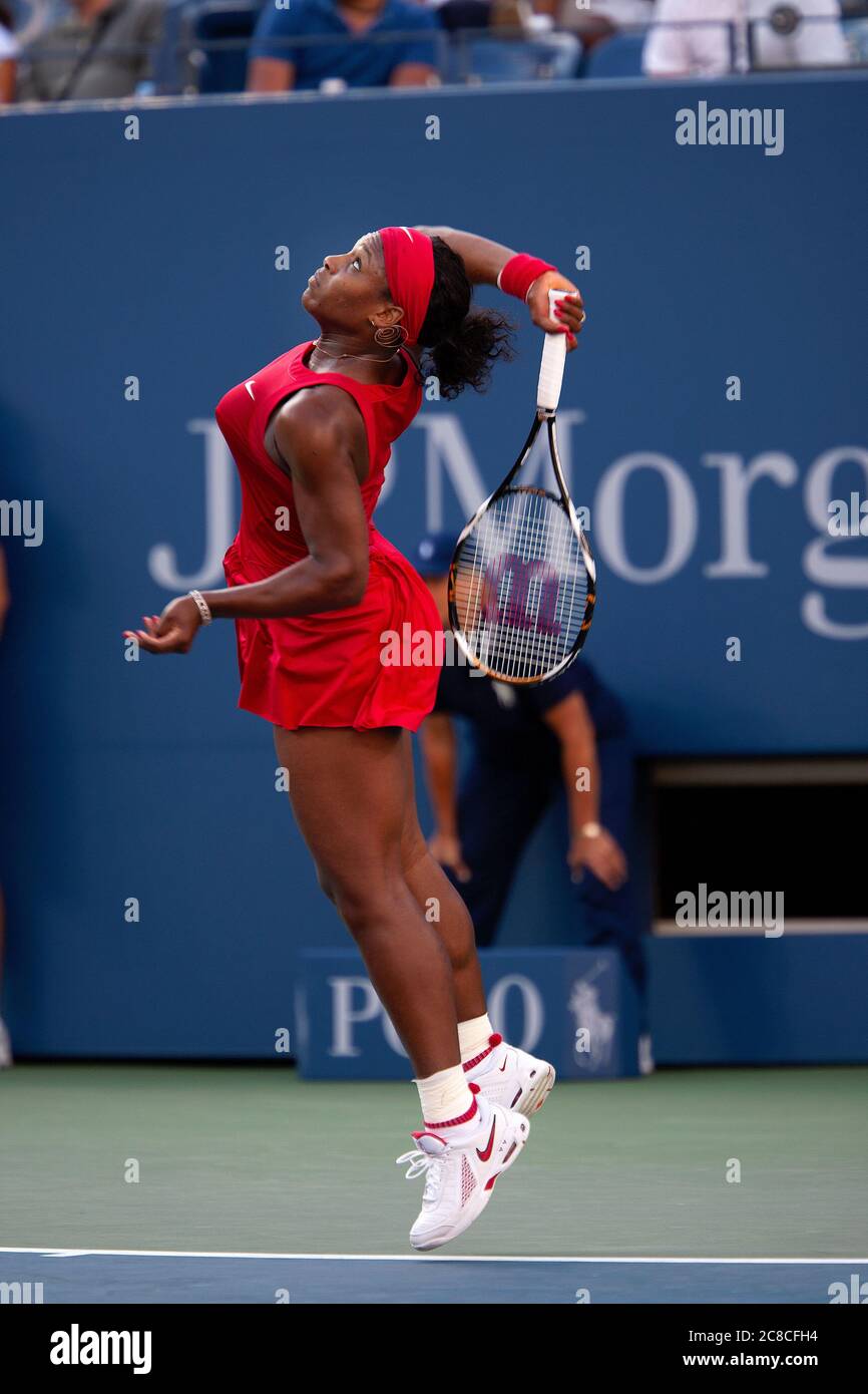 Serena Williams während ihres ersten Rundenmatches bei den US Open 2008 in Flushing Meadows, New York. Stockfoto