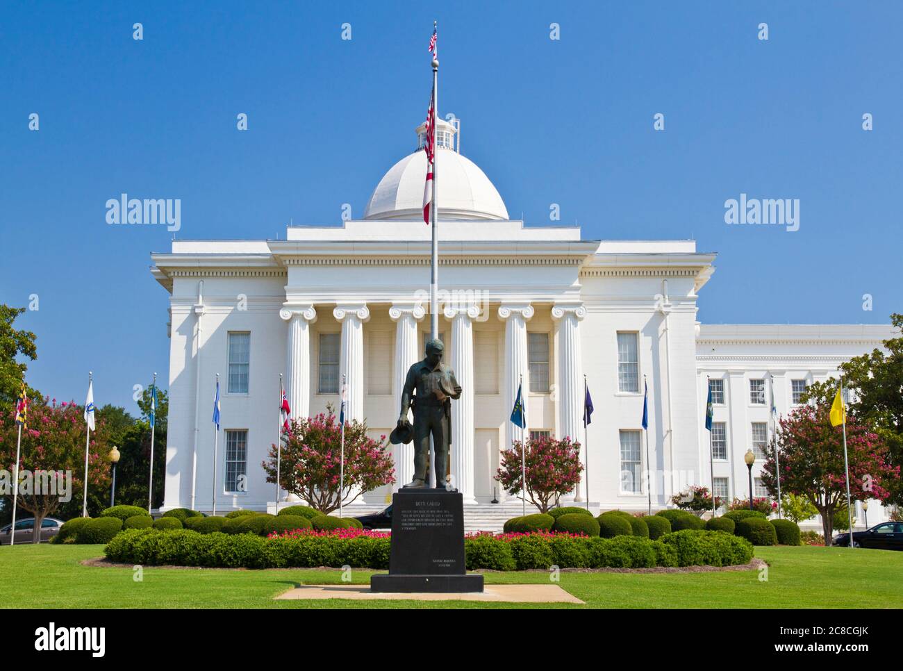 Das Alabama State Capitol Gebäude Montgomery, AL, USA. Statue der gefallenen Polizisten, 'Pflichtgebeter'-Gedenkstätte, Stockfoto