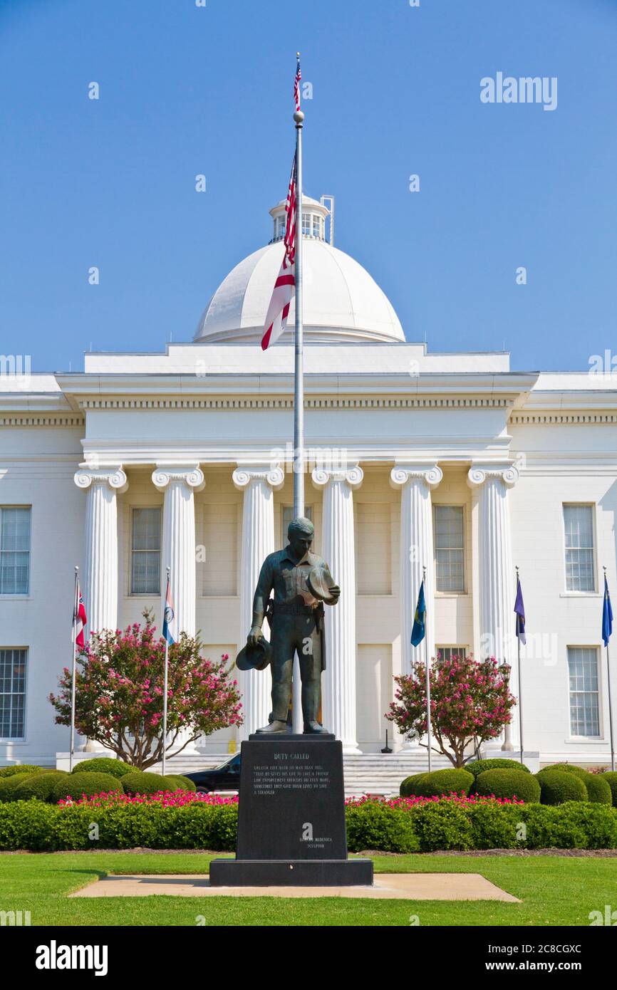 Das Alabama State Capitol Gebäude Montgomery, AL, USA. Statue der gefallenen Polizisten, 'Pflichtgebeter'-Gedenkstätte, Stockfoto