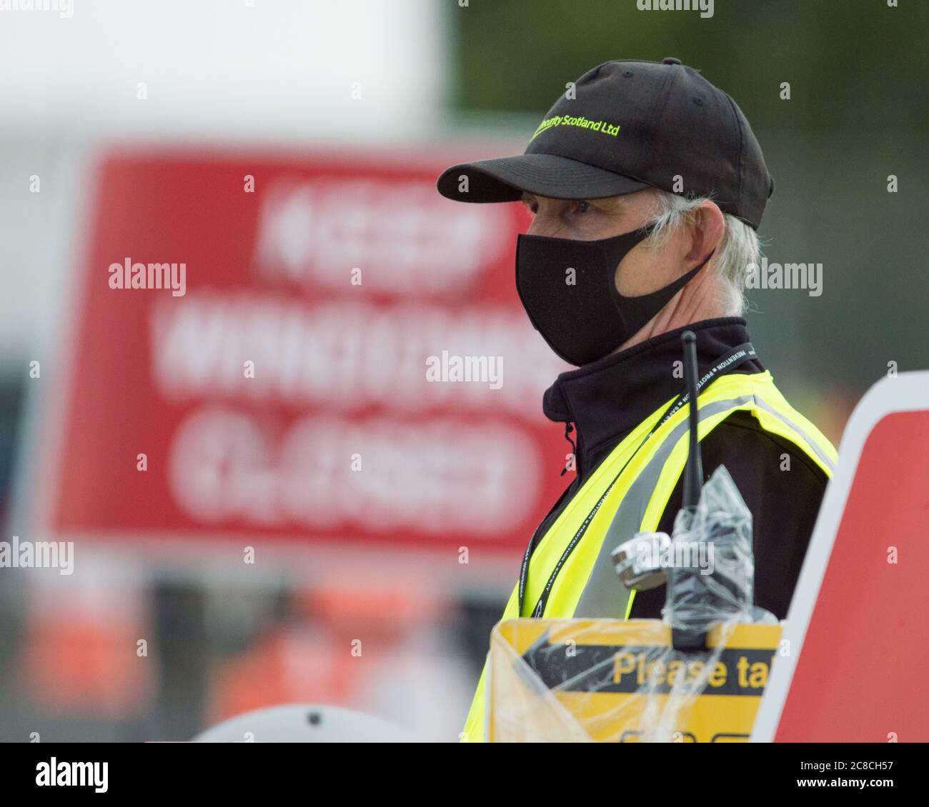 Glasgow, Schottland, Großbritannien. Juli 2020. Im Bild: Menschen, die zum covid19-Feldtestzentrum am Flughafen Glasgow gehen. Quelle: Colin Fisher/Alamy Live News Stockfoto