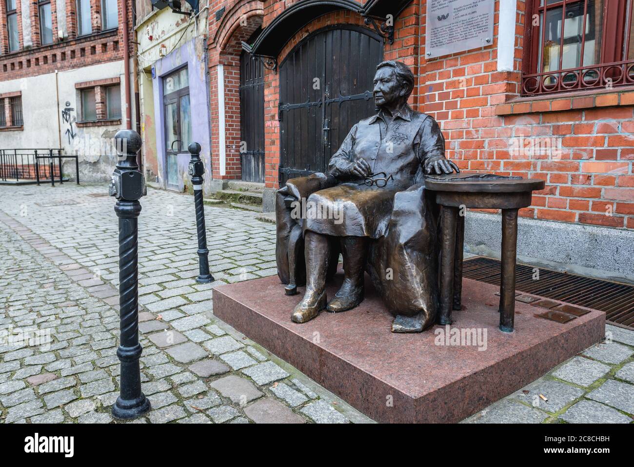 Statue des Brigadegenerals der Polnischen Armee Elzbieta Zawacka in der Altstadt von Torun, Woiwodschaft Kujawien Pommern in Polen Stockfoto