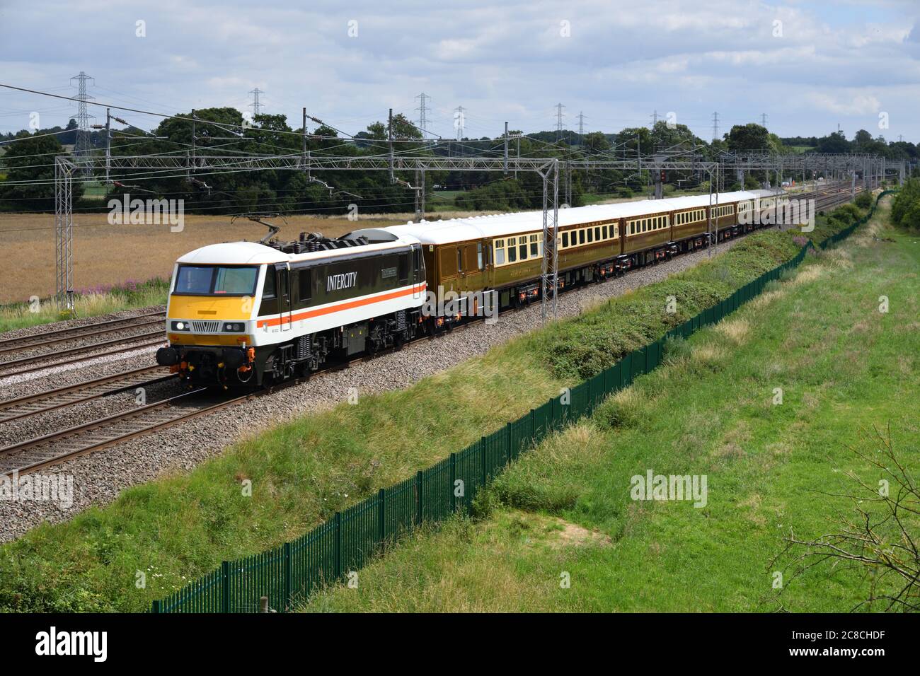 Lok Services Limited Class 90 90002 in BR Inter-City Lackierung Arbeiten eines Rückkehrtests Arbeiten 5T91 14:00 Rugby nach Crewe Holding Sidings am 20/07/20 Stockfoto