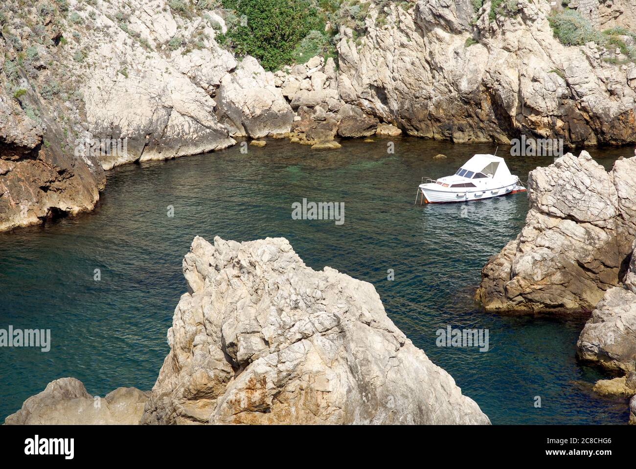 Ein Boot in einer Felsenbucht, Kroatien, Dubrovnik, die ummauerte Altstadt Stockfoto