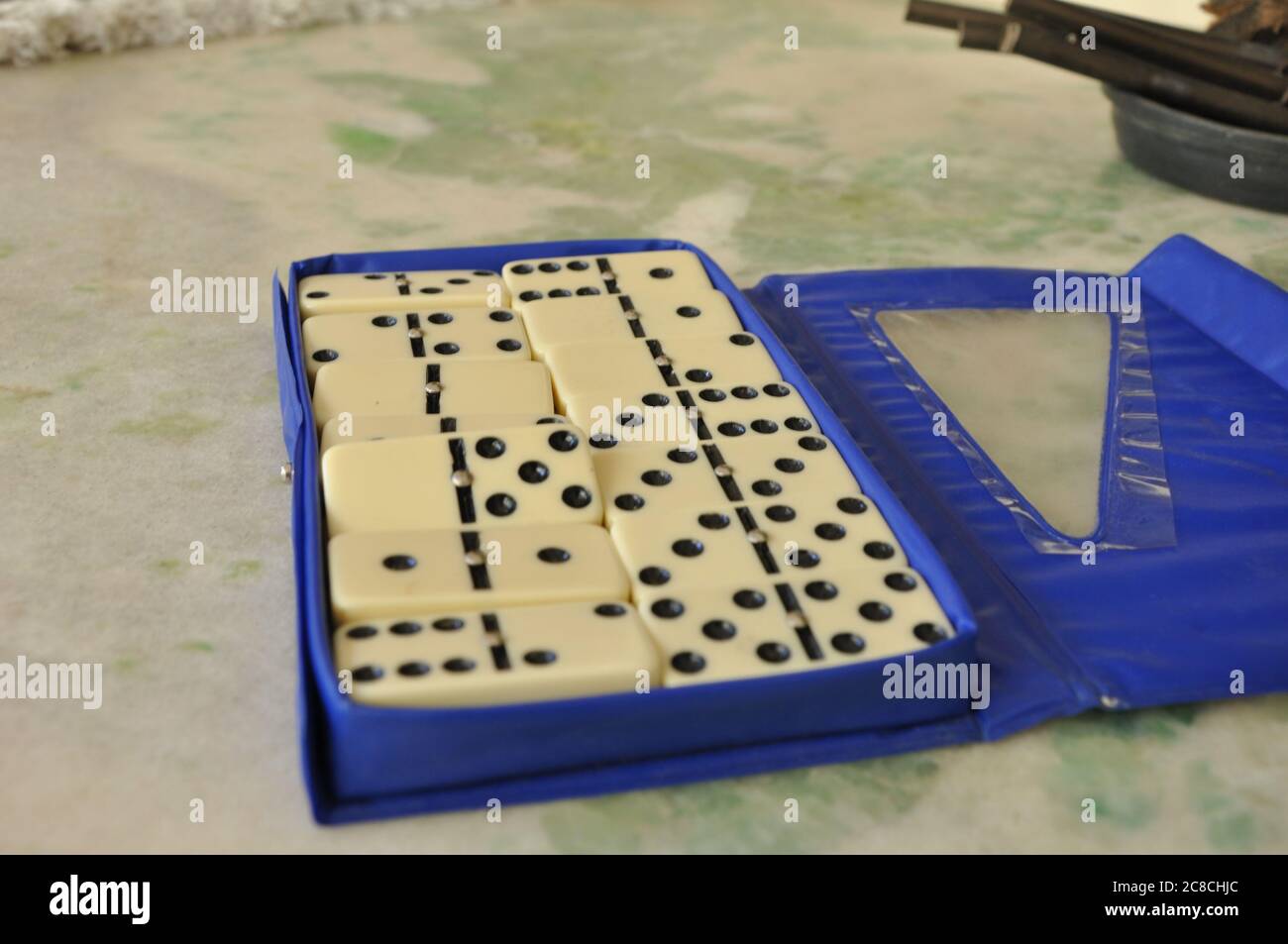 Offene blaue Box, zeigt Dominospiel komplett mit weißen Elfenbeinsteinen auf Granit-Tisch, in selektivem Fokus, Brasilien, Südamerika Stockfoto