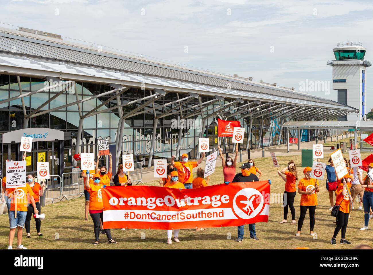 EasyJet-Mitarbeiter protestieren vor dem Flughafen in London Southend unter der Führung von Unite the Union gegen den möglichen Arbeitsplatzverlust in der Fluggesellschaft Stockfoto