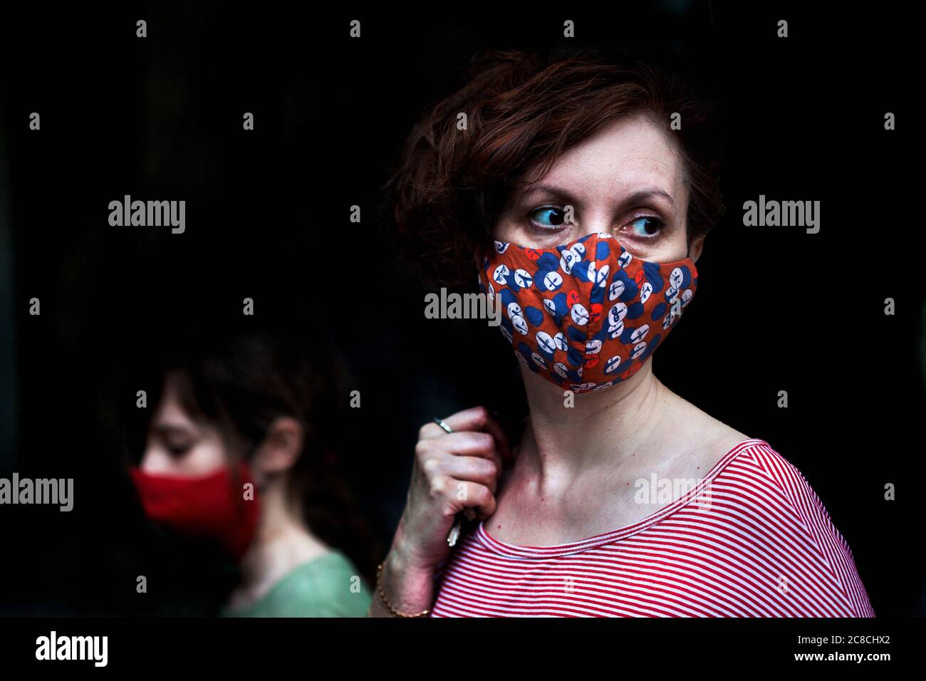 Mutter und Sohn tragen Gesichtsmasken, Barcelona. Stockfoto