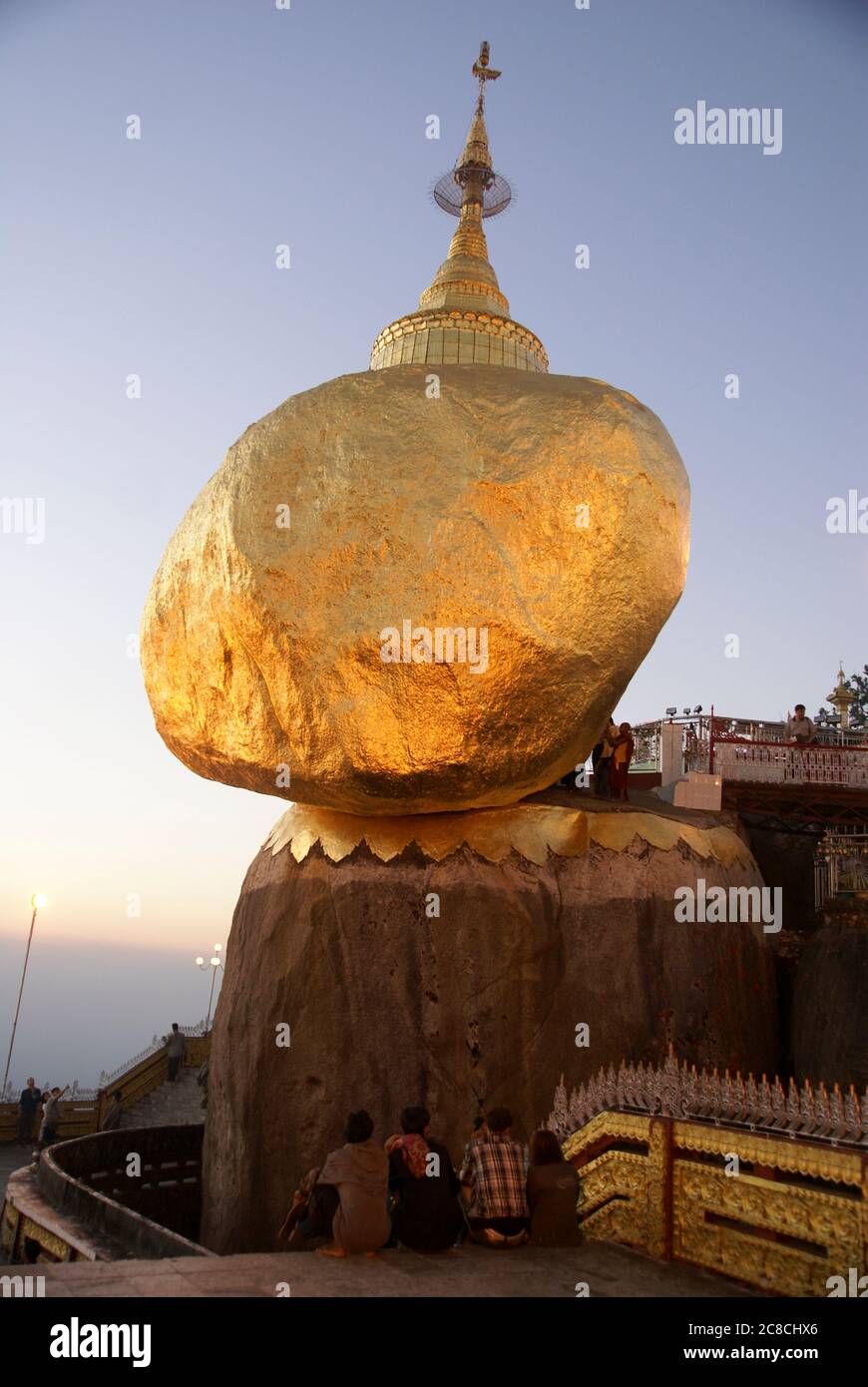 Myanmar, Mon Staat, Kyaiktiyo Pagode (Golden Rock Pagode) EIN ausgewogener Felsen mit Blattgold bedeckt, große buddhistische Stupa und Pilgerstätte, Stockfoto