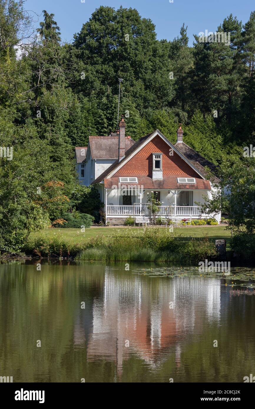 WILDERNESS LAKE, TANDRIDGE/UK - JULI 21 : Sonnenlichthaus am Wilderness Lake in Tandridge Surrey am 21. Juli 2020 Stockfoto