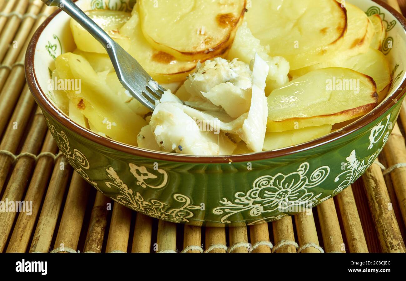 Kartoffeltopf mit Scalloped und geräuchertem Fischtopf, geräucherter Schellfisch und Kartoffelgratin Stockfoto