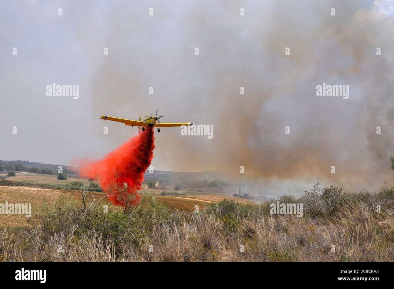Flugzeuge feuerhemmend fällt auf, dass sich ein Brand, der durch palästinensische Kite Bomben, die von Gaza mit einer beleuchteten Benzin getränkte Lappen geflogen wurden verursacht, Brände zu Isr zu setzen Stockfoto