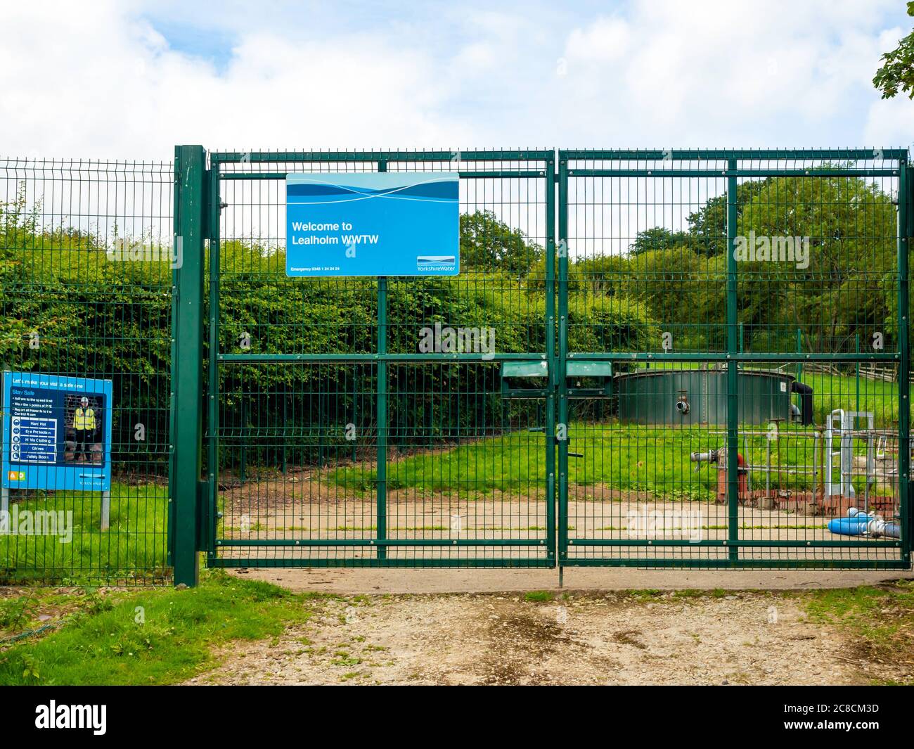 Die ländliche Kläranlage in Lealholm North Yorkshire behandelt Abwasser und führt sauberes Wasser in den Fluss Esk Stockfoto