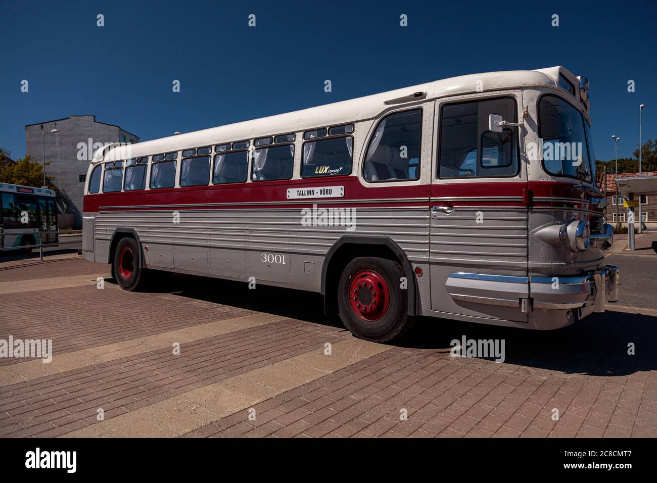 Tallinn, Harju County, Estland, 20. Juli 2020 EIN Retro-Bus steht neben dem Hauptbahnhof. Hochwertige Fotos Stockfoto