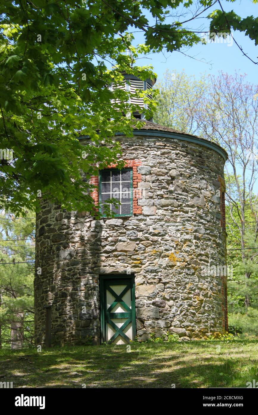 NEWBURGH, NY, VEREINIGTE STAATEN - 17. Mai 2020: Newburgh, NY / USA - 05/17/2020: Algonquin Park Historic Orange Mills Main Building / Gun Powder Mill Stockfoto