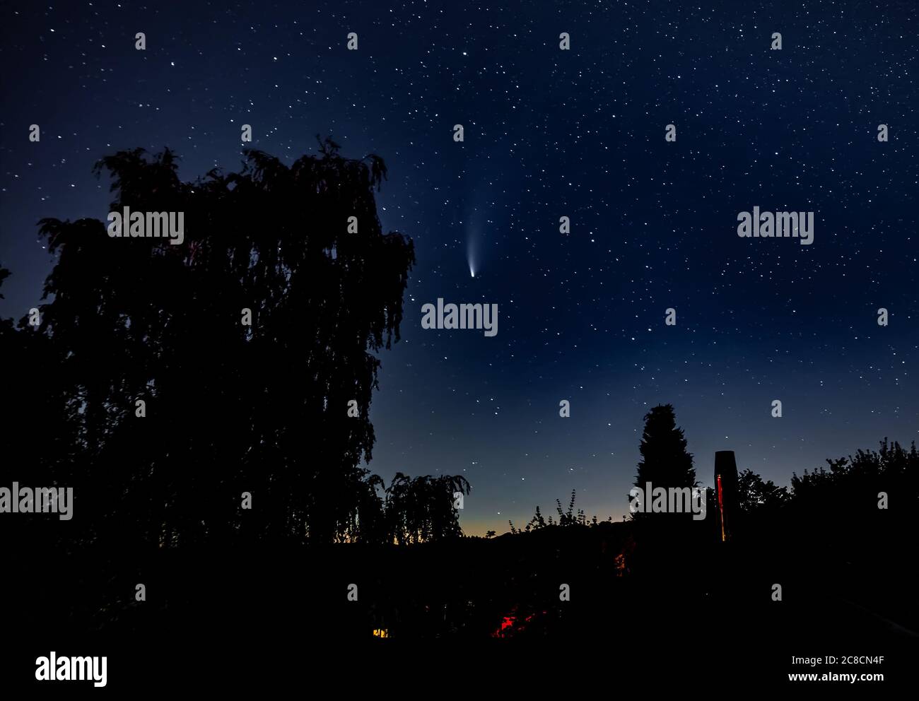 Komet Neowise C/2020 F3 aufgenommen am 22.07.2020 Astronomie hergestellt in Altenbeken, Deutschland mit 10-24mm F3,5 Tamron Canon 250D ein Besucher in unserem Solarsystem Stockfoto