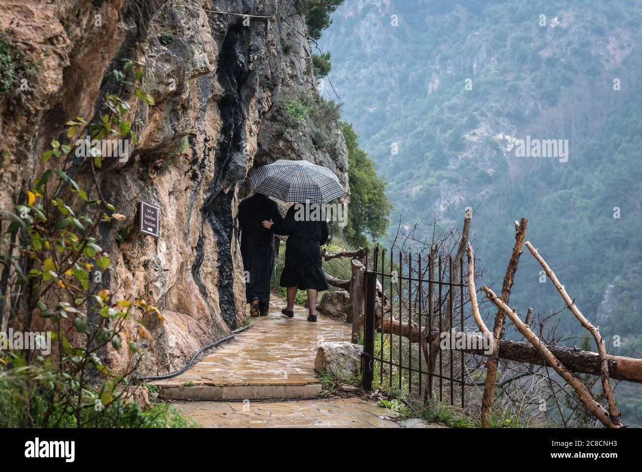 Nonne und Priester im Kloster unserer Lieben Frau von Kannoubin im Kadisha Tal auch als Heilig Tal im Norden des Libanon Governorat Stockfoto