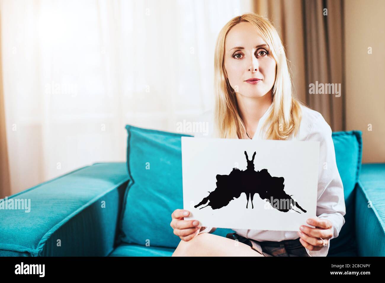 Psychologische Beratung mit einer schlanken eleganten Frau Psychologin - Rorschach assoziativen Spot-Test Stockfoto
