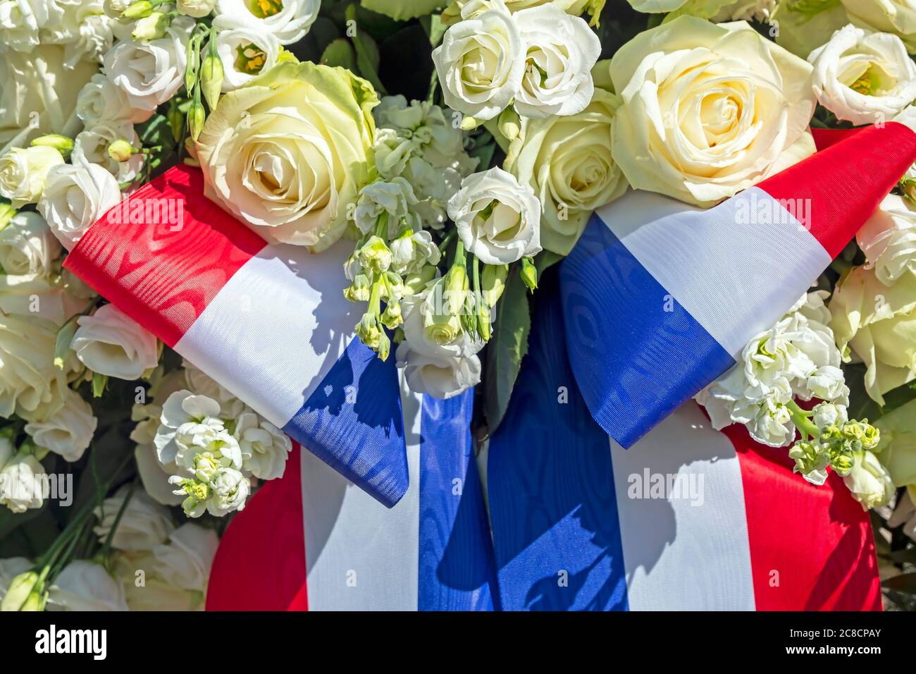 Kranz mit blühenden Rosen und der niederländischen Flagge aus den Niederlanden Stockfoto