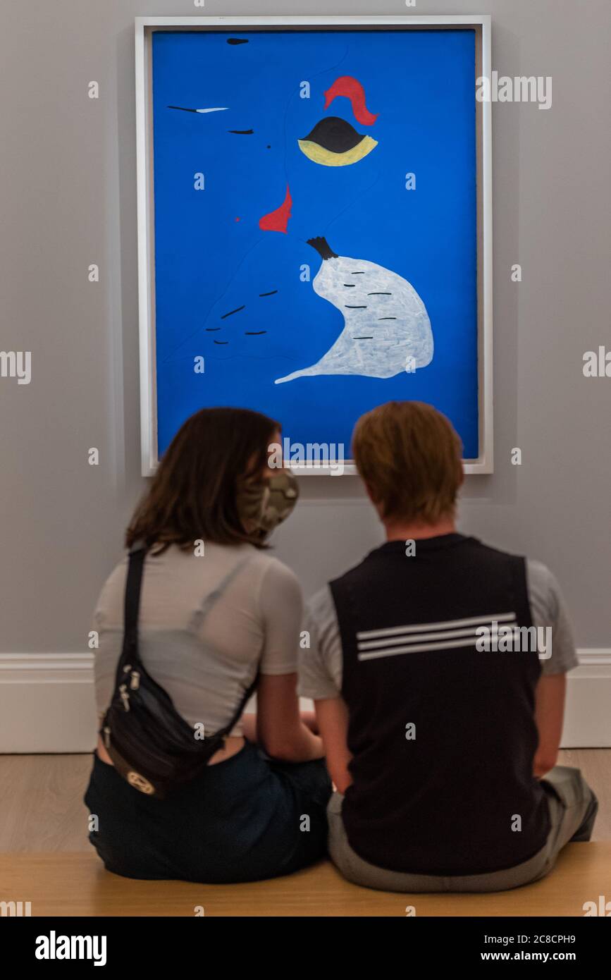 EMBARGOED TILL 0900 GMT 24/7/20 - Joan Miró, Peinture (Femme au chapeau Rouge), Schätzung: £20-30 Million - Sotheby's London präsentieren eine Vorschau auf eine einmalige Auktion und Ausstellung, die über ein halbes Jahrtausend Kunstgeschichte umfasst. Von Rembrandt bis Richter bietet der Verkauf Old Masters, Impressionist & Modern Art, Modern & Post-war British Art und Contemporary Art - Reisen durch die italienische Renaissance und das niederländische Goldene Zeitalter, die revolutionäre Geburt der Moderne, und die Invasion der Pop-Art und Post-Modern Abstraction. Die Ausstellung wurde in Sothebys New Bond St der Öffentlichkeit zugänglich gemacht Stockfoto