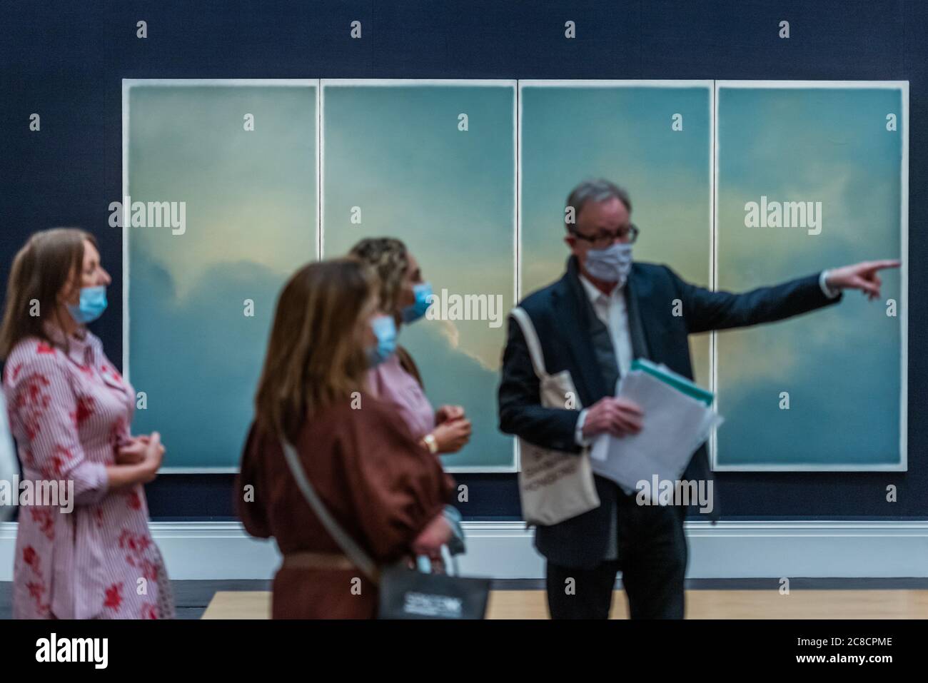 EMBARGOED TILL 0900 GMT 24/7/20 - Gerhard Richter, Wolken (fenster) Schätzung: £9-12 Millionen - Sotheby's London präsentiert eine Vorschau auf eine einmalige Auktion und Ausstellung, die sich über ein halbes Jahrtausend Kunstgeschichte erstreckt. Von Rembrandt bis Richter bietet der Verkauf Old Masters, Impressionist & Modern Art, Modern & Post-war British Art und Contemporary Art - Reisen durch die italienische Renaissance und das niederländische Goldene Zeitalter, die revolutionäre Geburt der Moderne, und die Invasion der Pop-Art und Post-Modern Abstraction. Die Ausstellung wurde in Sothebys New Bo für die Öffentlichkeit geöffnet Stockfoto