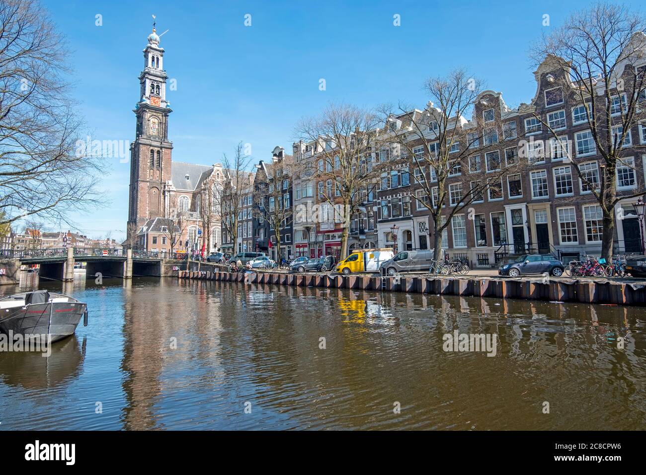 Malerische Stadt von Amsterdam mit der Westerkerk in den Niederlanden Stockfoto