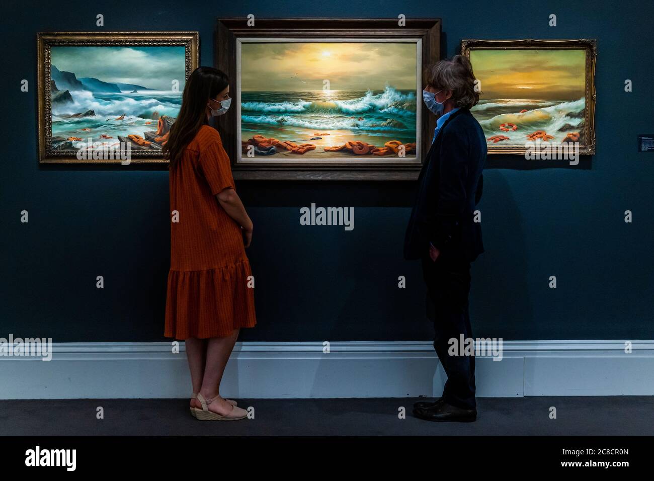 EMBARGOED TILL 0900 GMT 24/7/20 - Banksy, Mediterranean Sea View 2017, Schätzung: £800,000-1.2 Million - Sotheby’s London präsentieren eine Vorschau einer Einzelauktion und Ausstellung, die über ein halbes Jahrtausend Kunstgeschichte umfasst. Von Rembrandt bis Richter bietet der Verkauf Old Masters, Impressionist & Modern Art, Modern & Post-war British Art und Contemporary Art – Reisen durch die italienische Renaissance und das niederländische Goldene Zeitalter, die revolutionäre Geburt der Moderne, und die Invasion der Pop Art und Post-Modern Abstraction. Die Ausstellung wurde in Sothebys New Bond Stre der Öffentlichkeit zugänglich gemacht Stockfoto