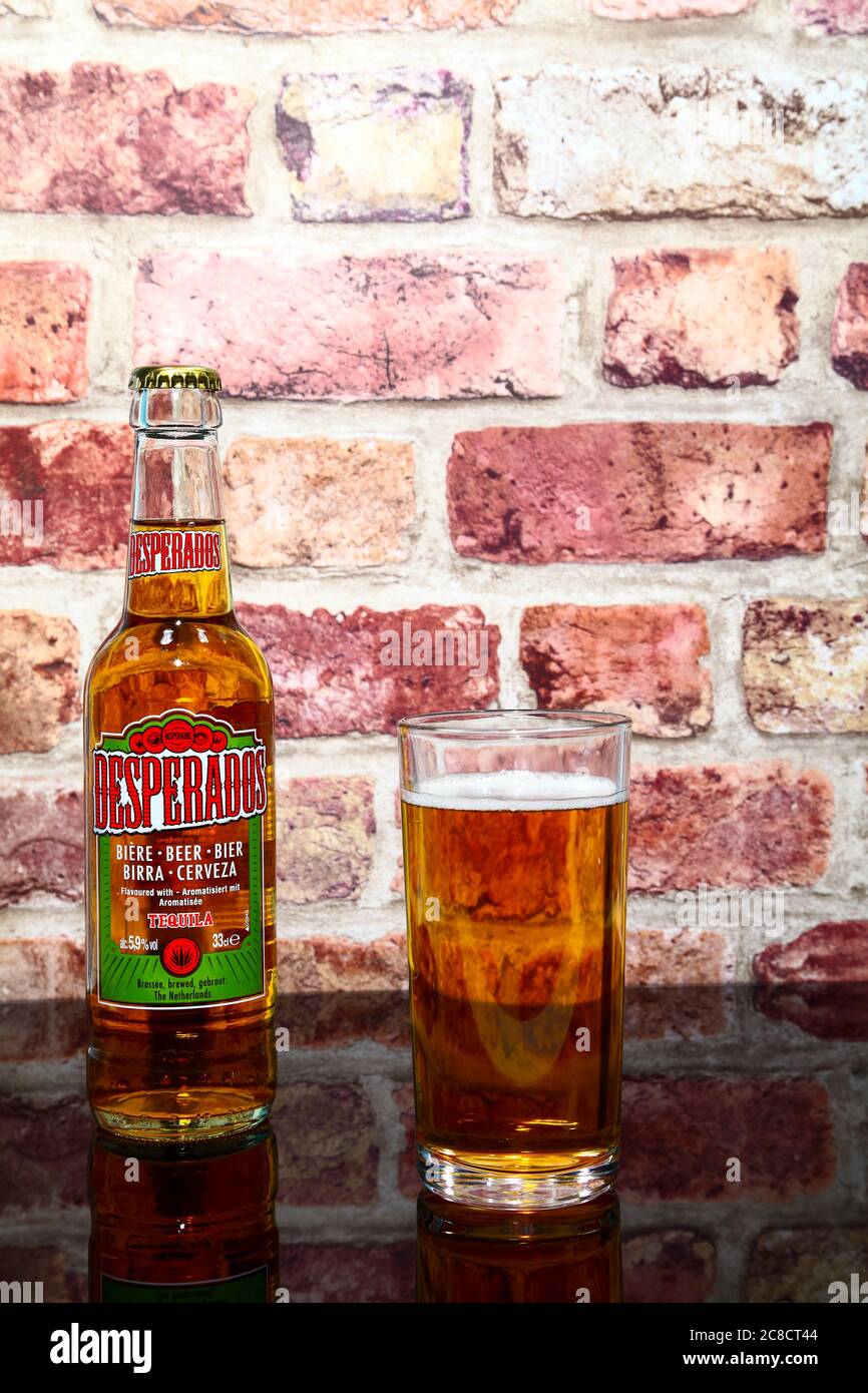 Flasche und Glas von desperados Tequila aromatisierten Lagerbier auf einer  Glastisch-Tischplatte Stockfotografie - Alamy