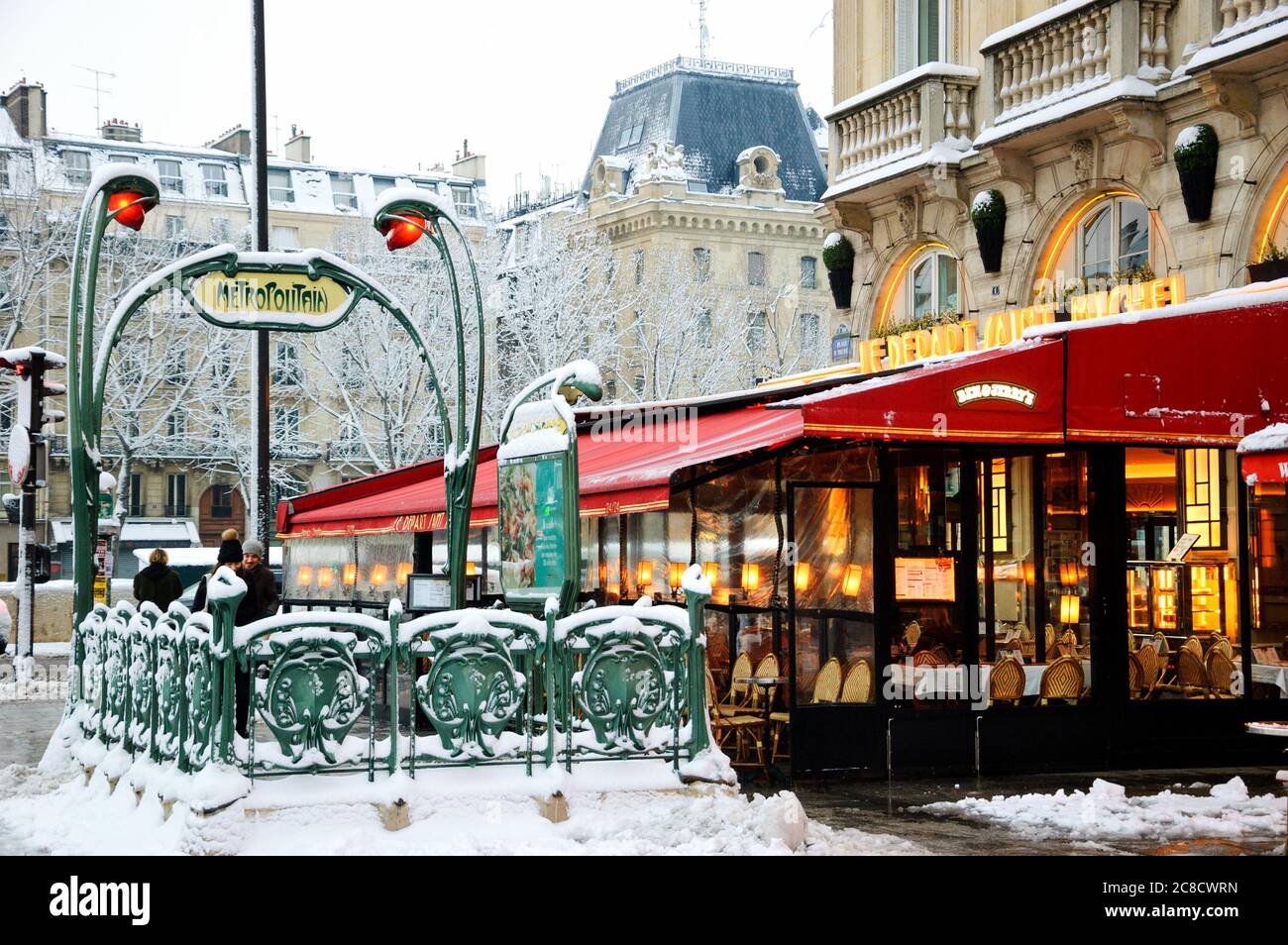 PARIS, FRANKREICH - 7. FEBRUAR 2018: Menschen, die in die Metro am Boulevard Saint-Michel in seltenen verschneiten Tag im Winter. Stockfoto