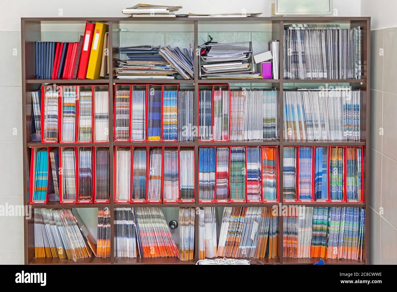 Zeitschriftensammlung im Bücherregal Bücherregal Stockfoto