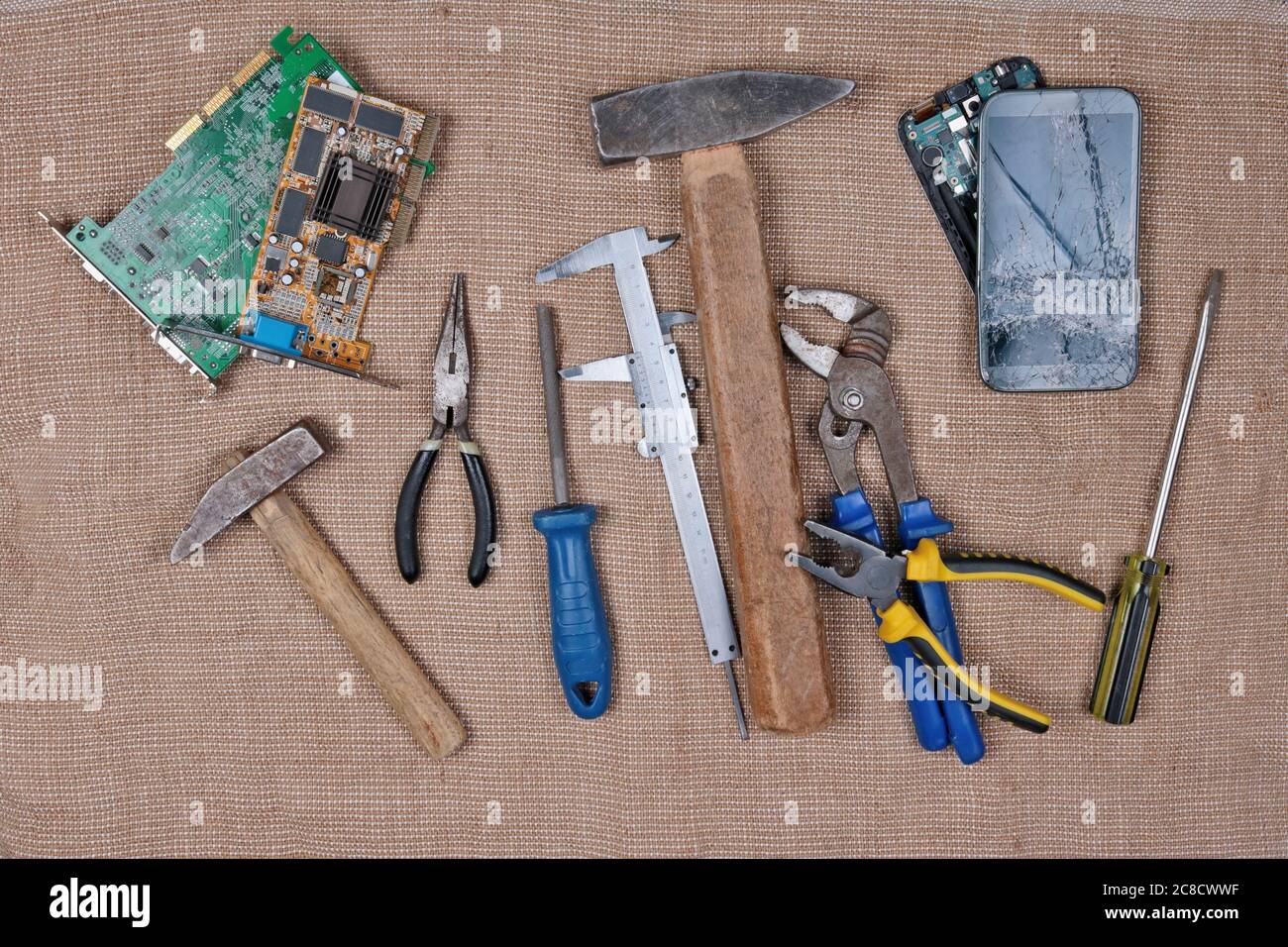 Ein seltsamer Satz von Werkzeugen zur Reparatur alter Telefon- und Computergeräte Stockfoto