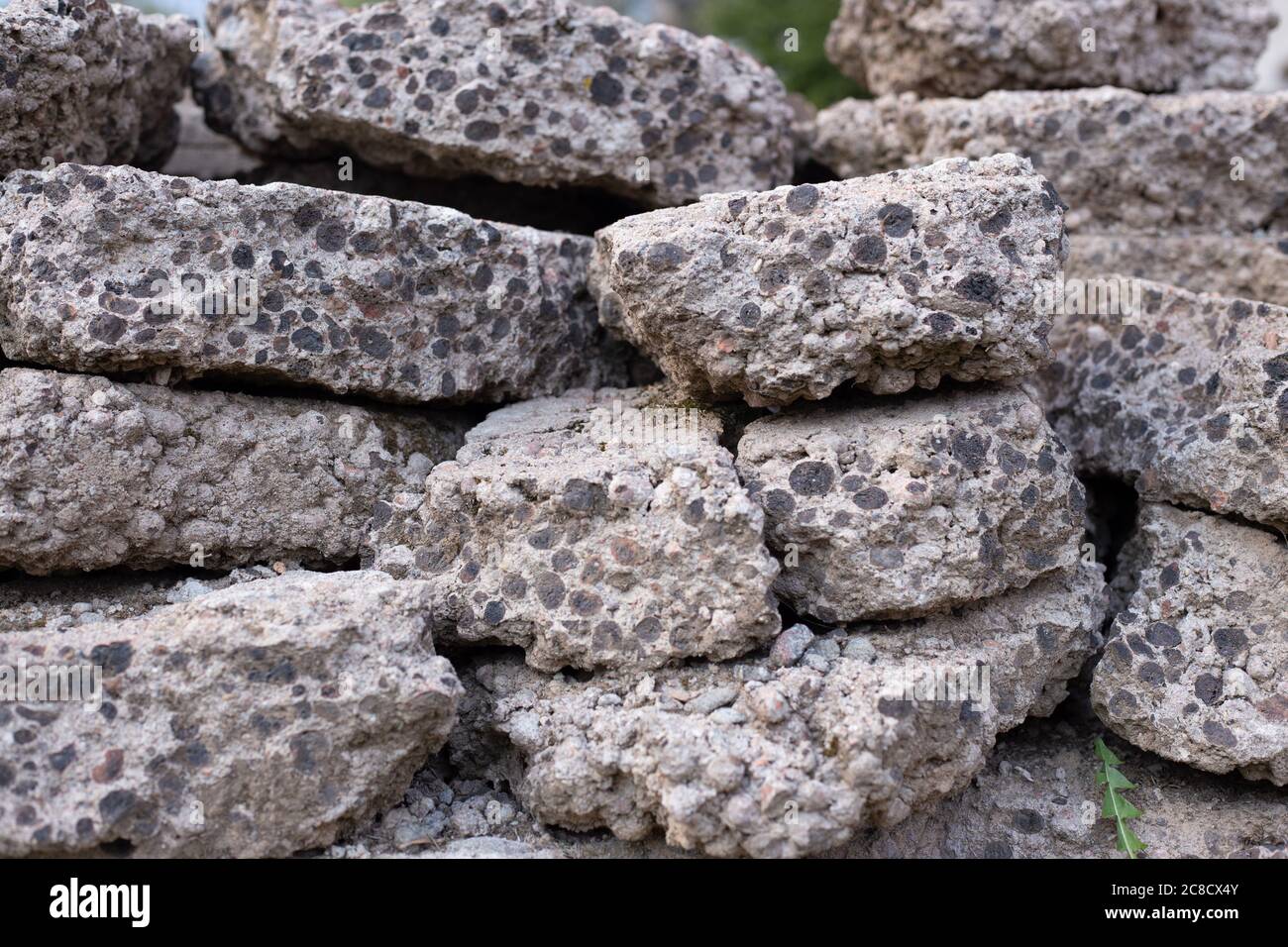 Weiße Fensterläden auf einem gelben Haus. Geschlossenes Fenster. Stockfoto