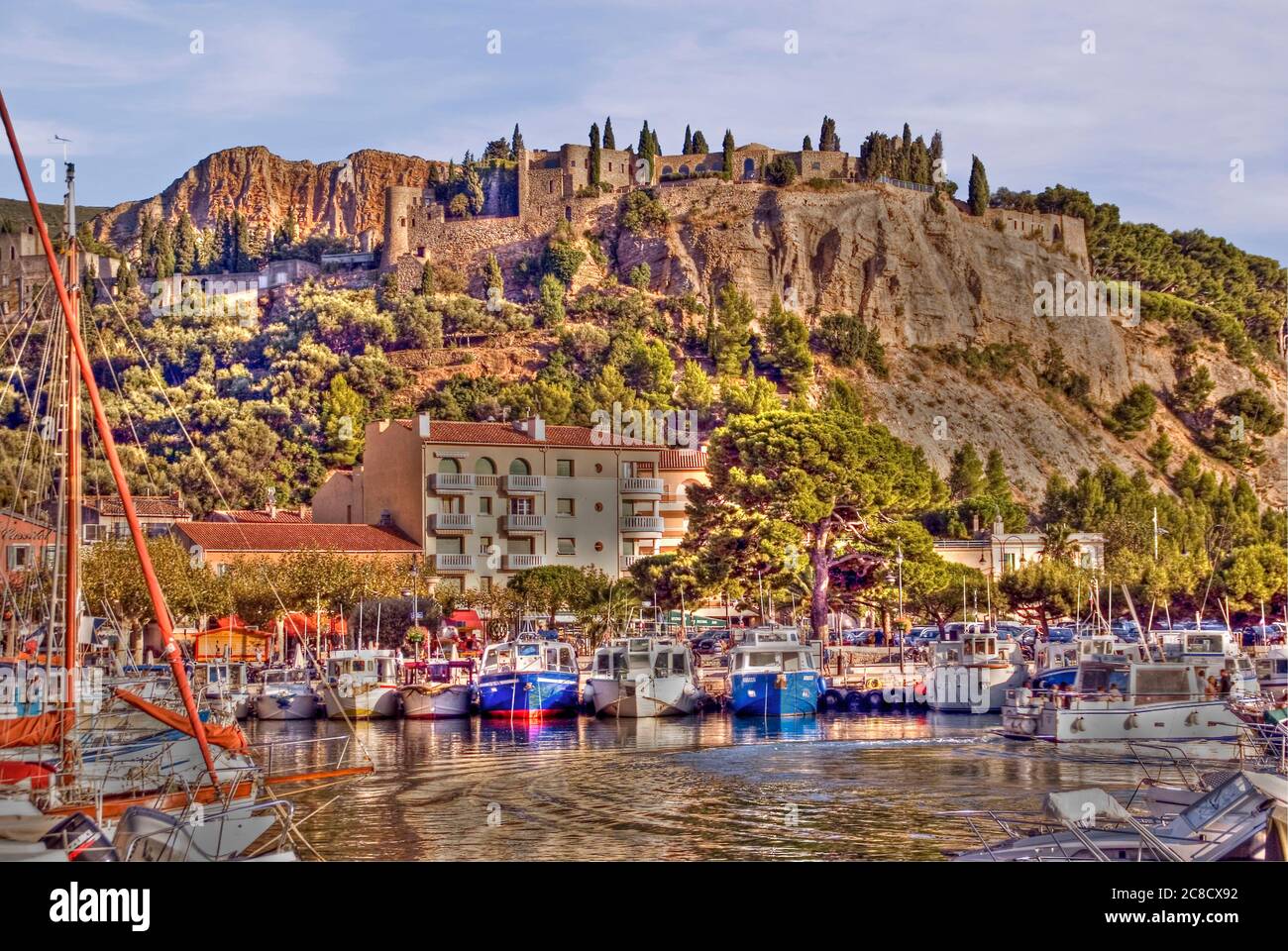 Das Fischerdorf Cassis in der Provence: Der Hafen und die Zitadelle Stockfoto