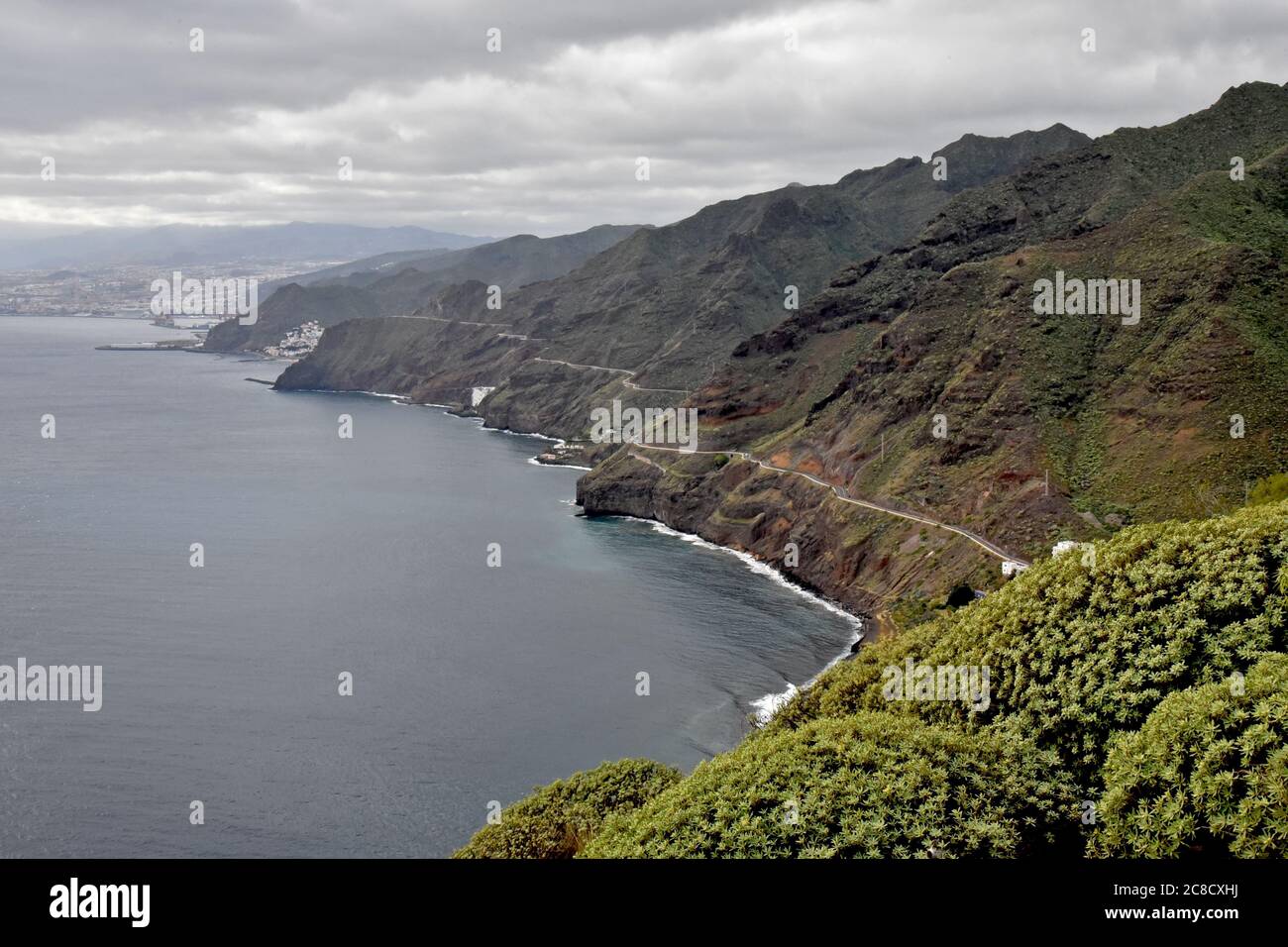 Küste von Teneriffa Nord in der Nähe der Berge Stockfoto