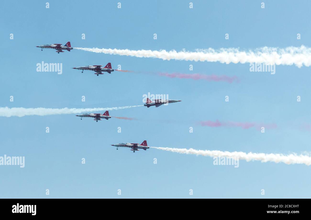 Die Torre del Mar Airshow, 2017: Formation, die von den Türk Yıldızları in ihren Northrop F-5 Freedom Fighters geflogen wird Stockfoto