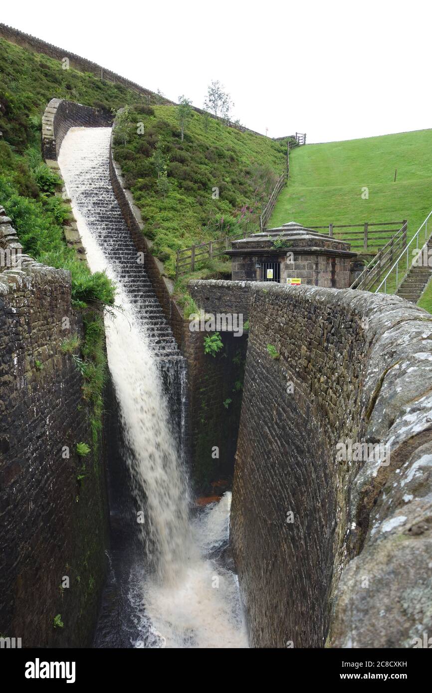 Der Abflusswasserfall auf der Seite des Staudamms des Upper Ogden Reservoir in Ogden Clough auf Pendle Hill in der Nähe des Dorfes Gerste, Lancashire, England, Großbritannien. Stockfoto