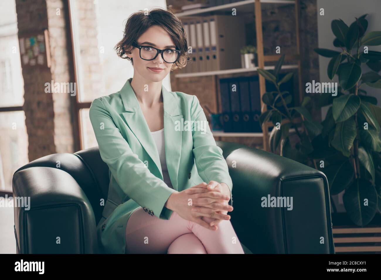 Portrait von coo, unabhängige Mädchen Ökonom Finanzier sitzen Sessel warten Business Start bis Entwicklung Termin tragen Blazer Jacke Hose in Stockfoto