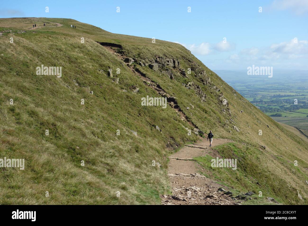 Wanderer, die den Old Cart Track vom Gipfel des Pendle Hill auf dem Pendle Way Fußweg von Gerste, Lancashire, Großbritannien, hinunter gehen. Stockfoto