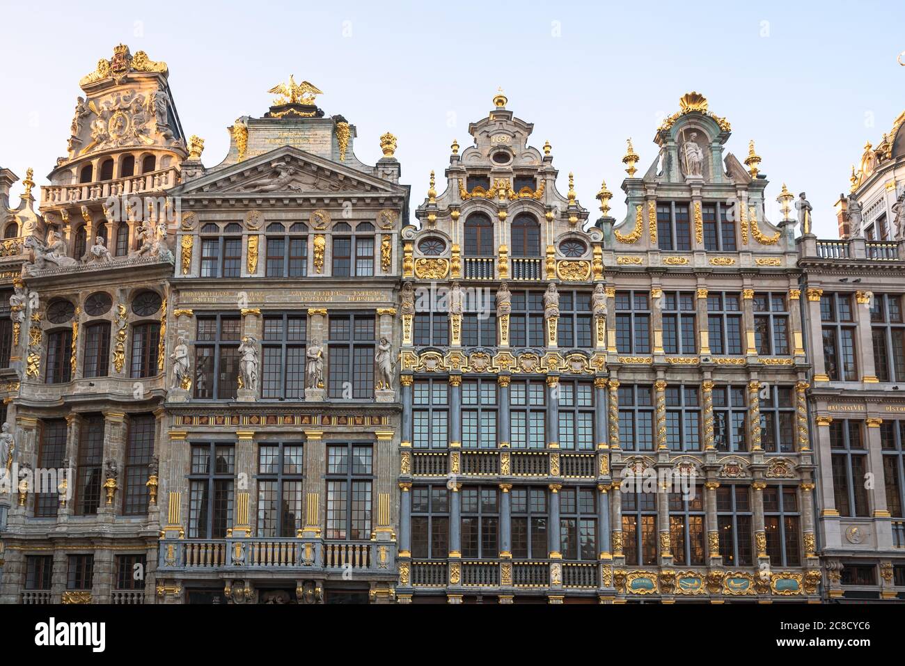 Blick auf die reich verzierten Fassaden einiger historischer Guildhäuser am Grand Place in der Brüsseler Altstadt bei Sonnenuntergang Stockfoto