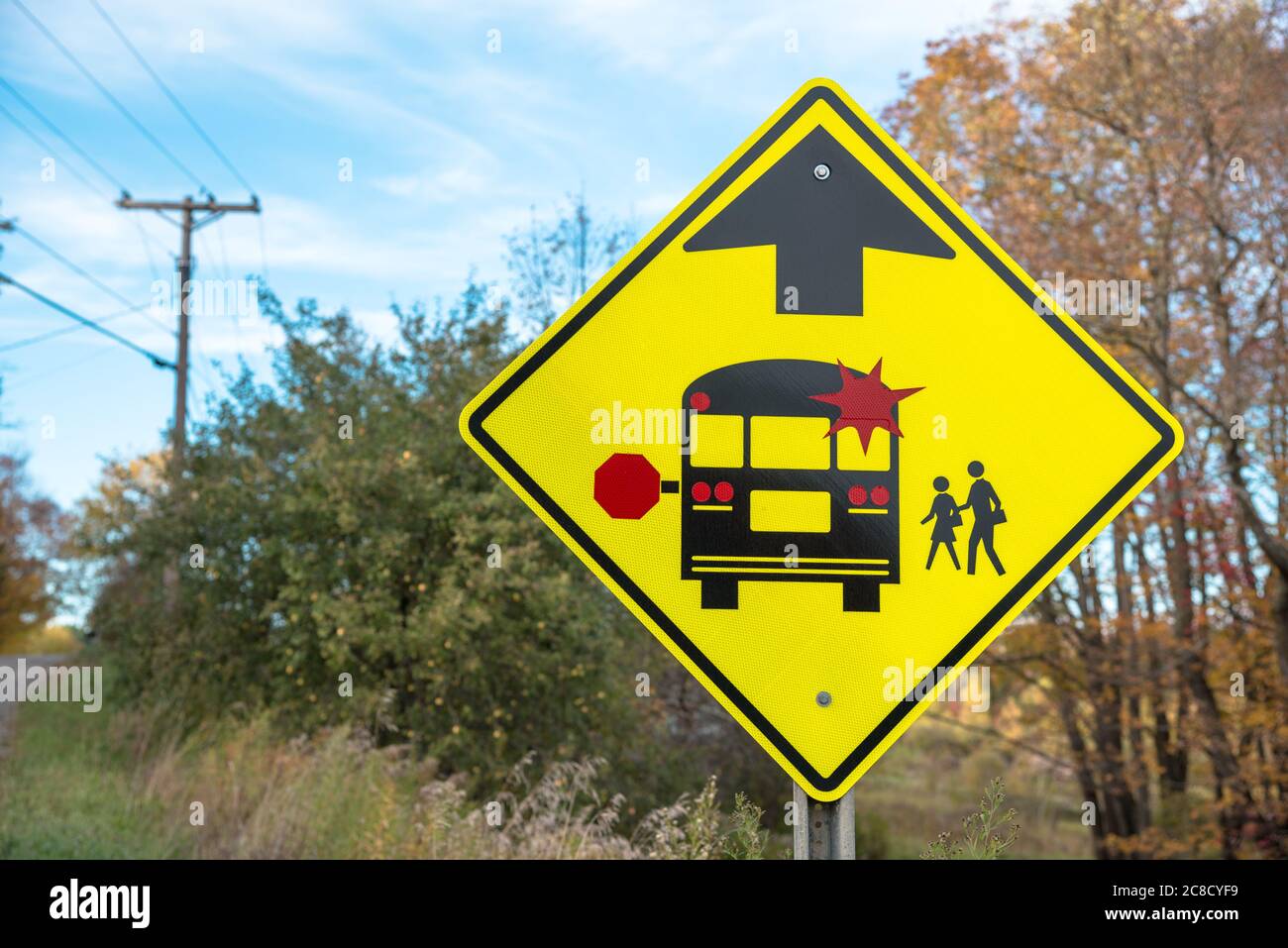 Schulbus Haltestelle vor Schild entlang einer Landstraße. Zurück zu Schule und Bildungskonzepten. Stockfoto
