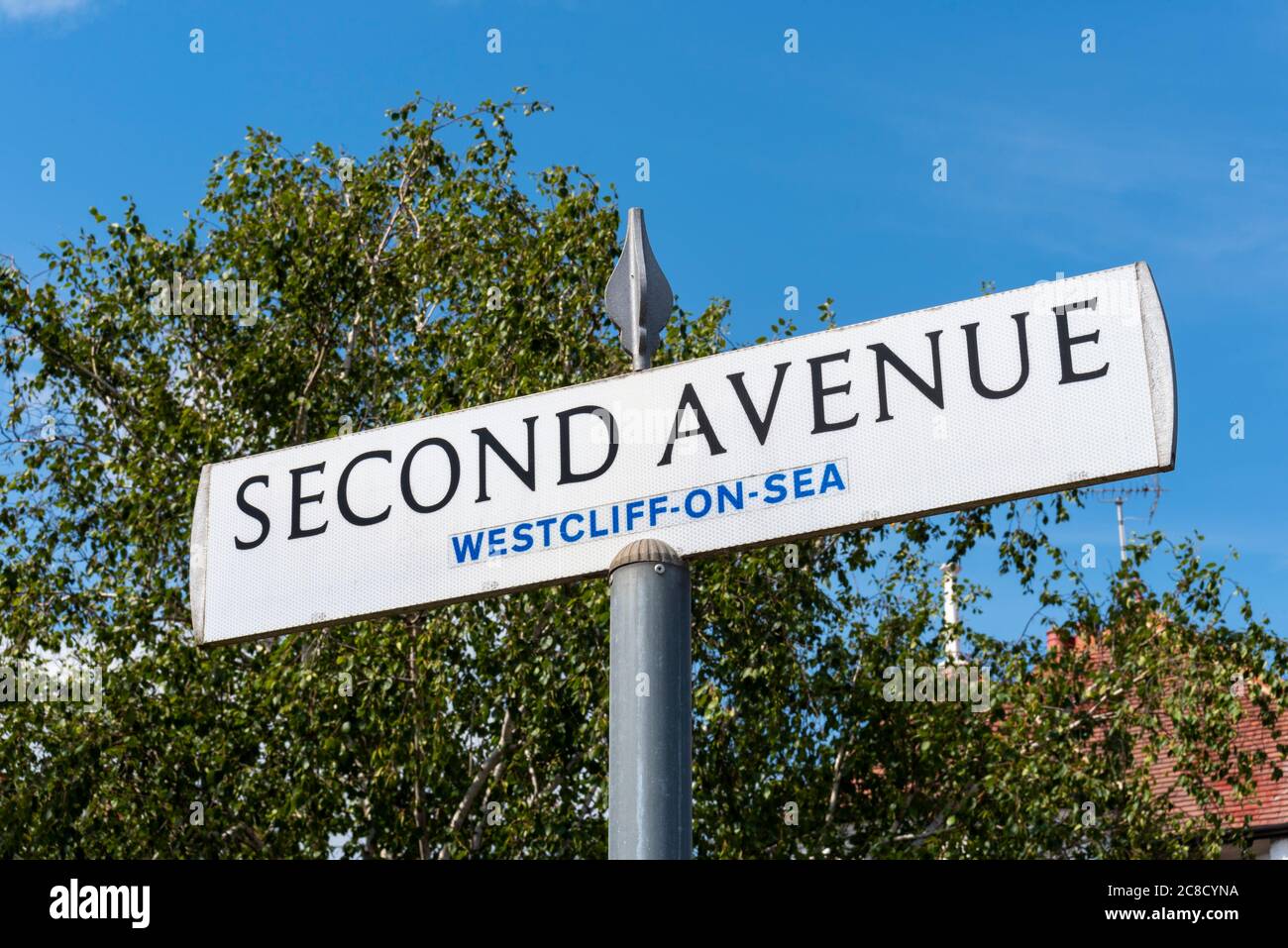 Beschilderung zur Second Avenue Road in Westcliff on Sea, Southend, Essex, Großbritannien. Straßenschild, Wegweiser. Grüner Vorort in der Nähe von Southend. 2. Avenue in England Stockfoto