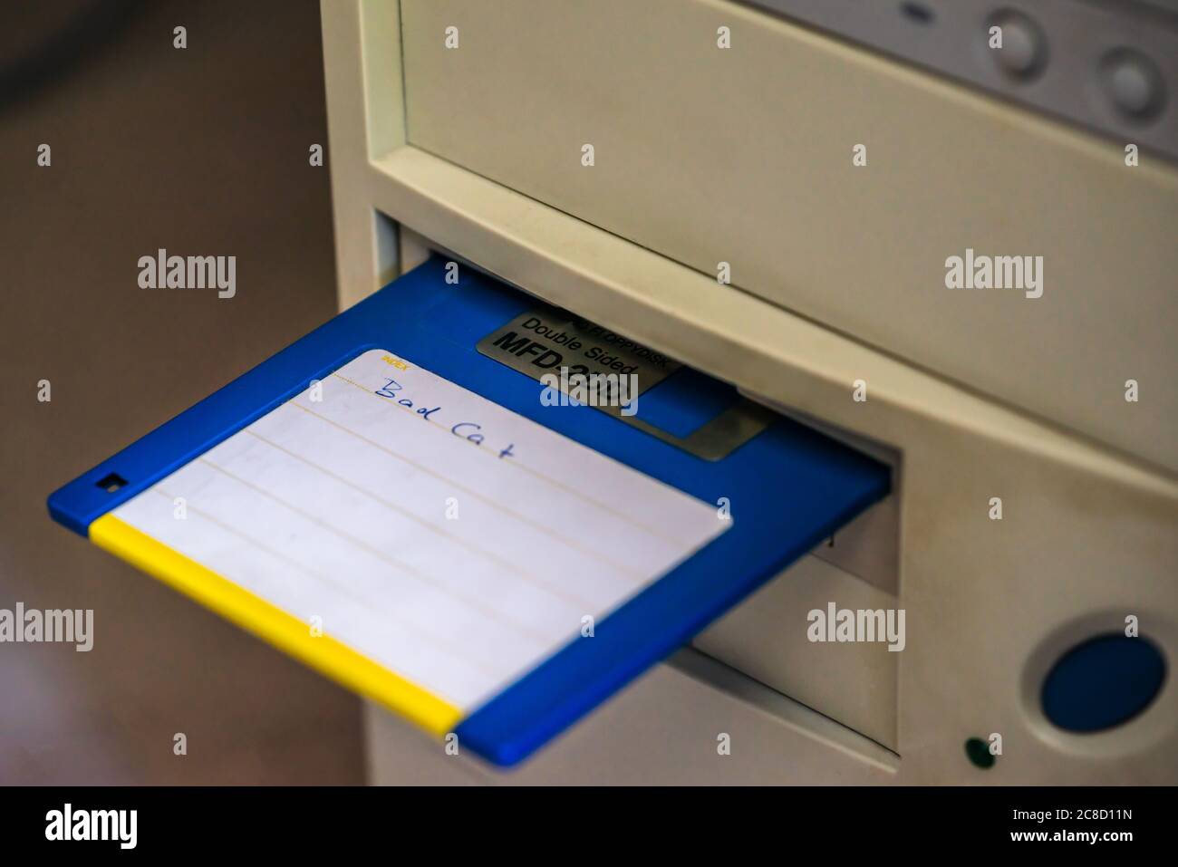 Eine alte, veraltete Diskette, die in ein PC-/Computerlaufwerk eingelegt wurde Stockfoto