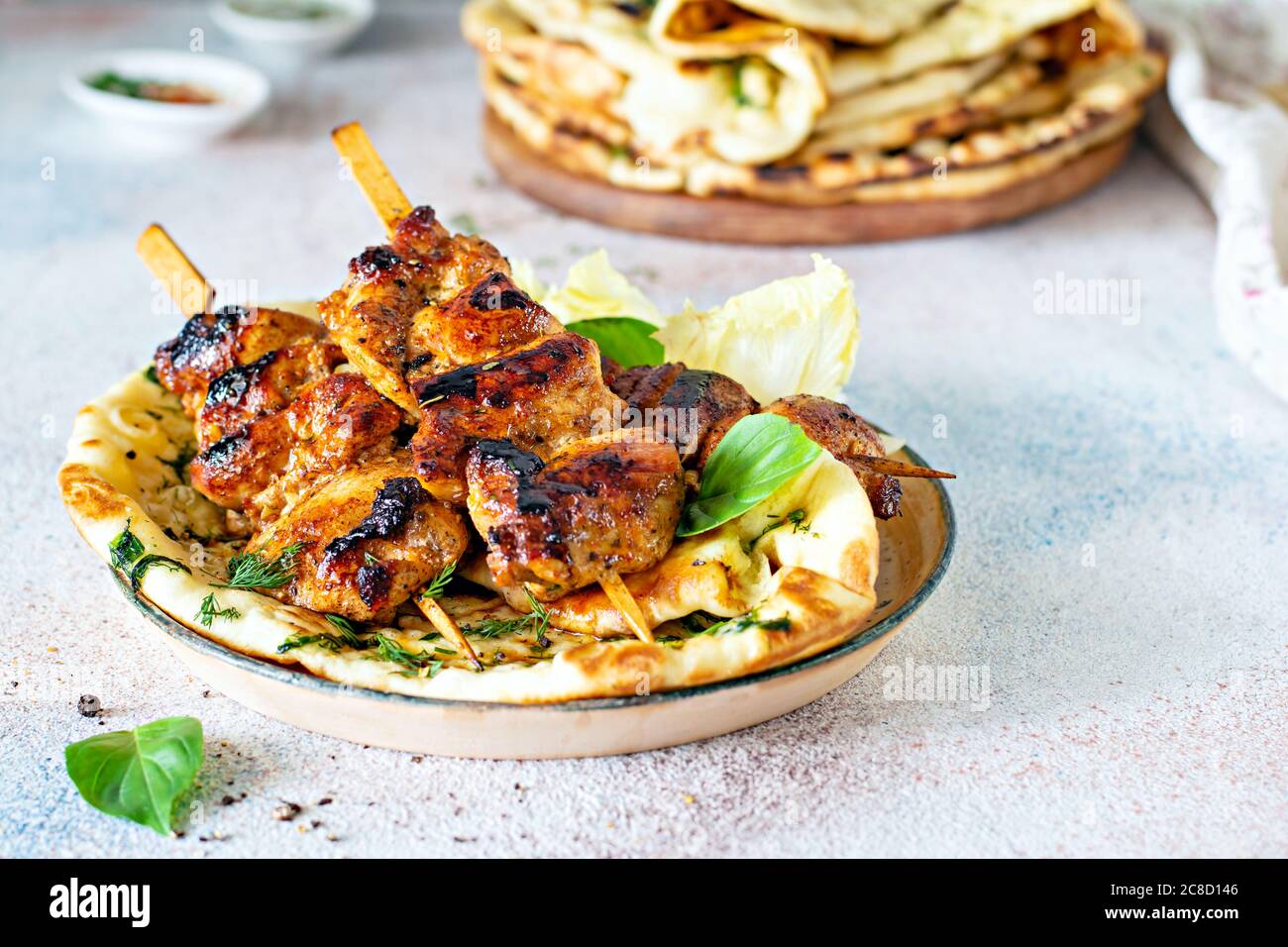 Gegrillte Hähnchenspieße (Hühnerspieße) mit geriebener Knoblauchbutter Naan Tortillas und griechischer Tsatziki-Sauce. Leckeres Street Food. Stockfoto