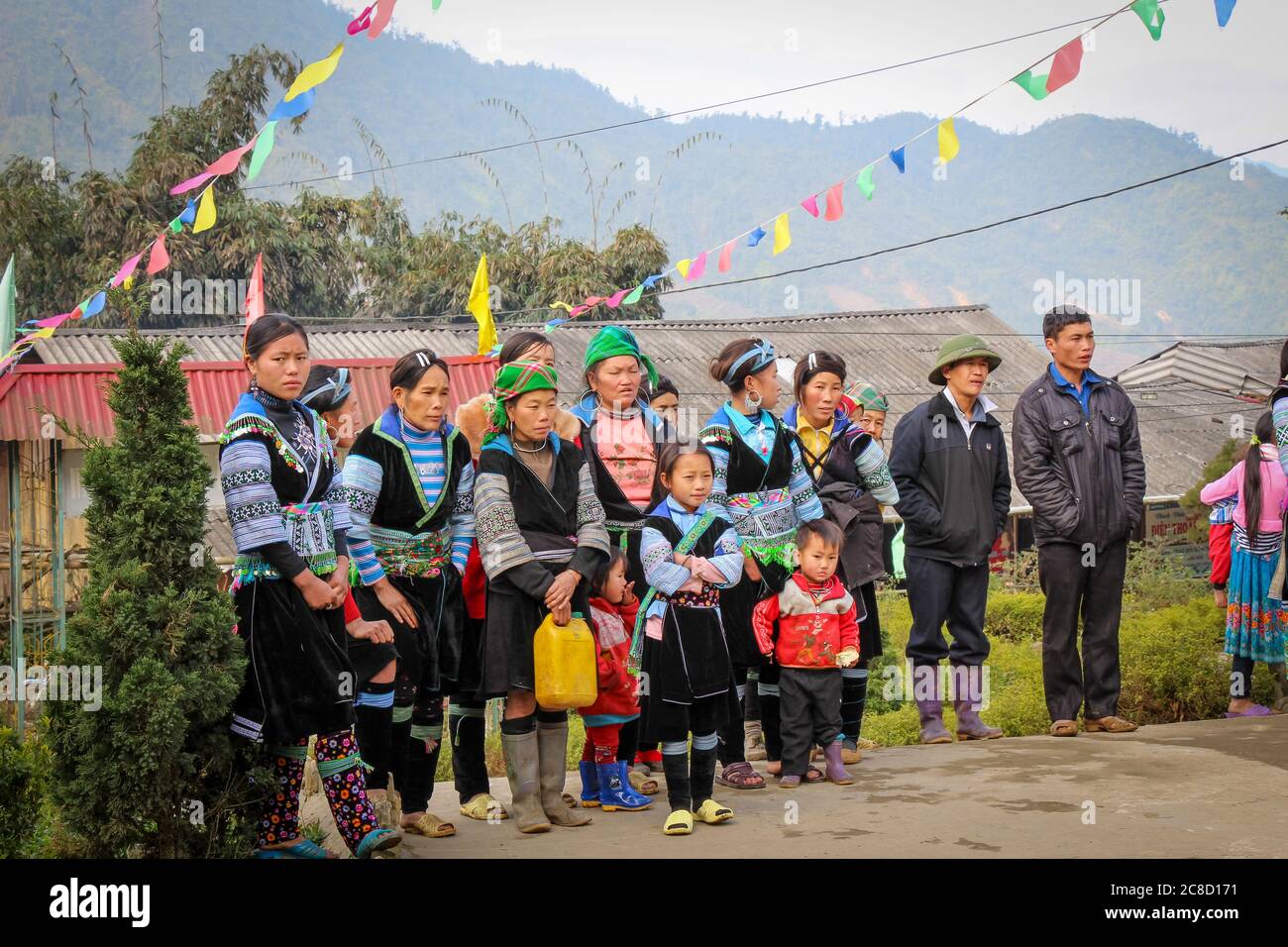 Sapa, Vietnam - 16. Januar 2014: Hmong Stamm an einem kalten Wintermorgen in Sapa, Vietnam Stockfoto