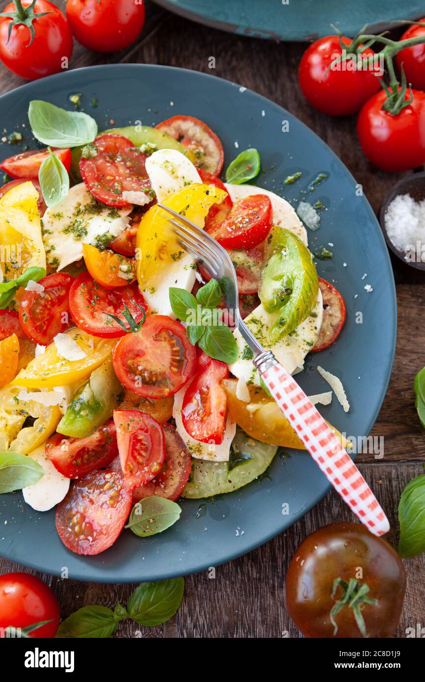Farbenfroher Caprese-Salat aus frischen Tomaten und Mozzarella-Käse Stockfoto