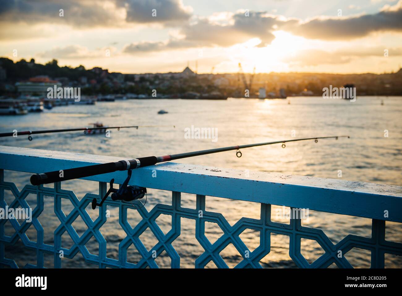 Angeln im Bosporus bei Sonnenuntergang, Istanbul, Türkei Stockfoto