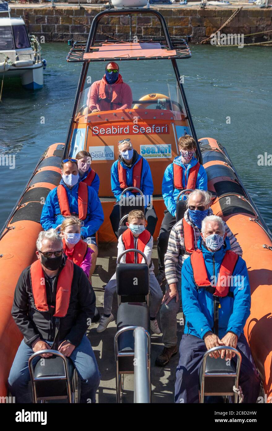 Die Öffentlichkeit trägt Schutzgesichtern auf der Seabird Seafari, einer der ersten Bootsfahrten vom Scottish Seabird Centre in North Berwick, das heute nach vier Monaten Schließung wieder eröffnet wurde, da Schottland mit der schrittweisen Aufhebung der Beschränkungen fortfährt, um die Sperre zu erleichtern. Stockfoto